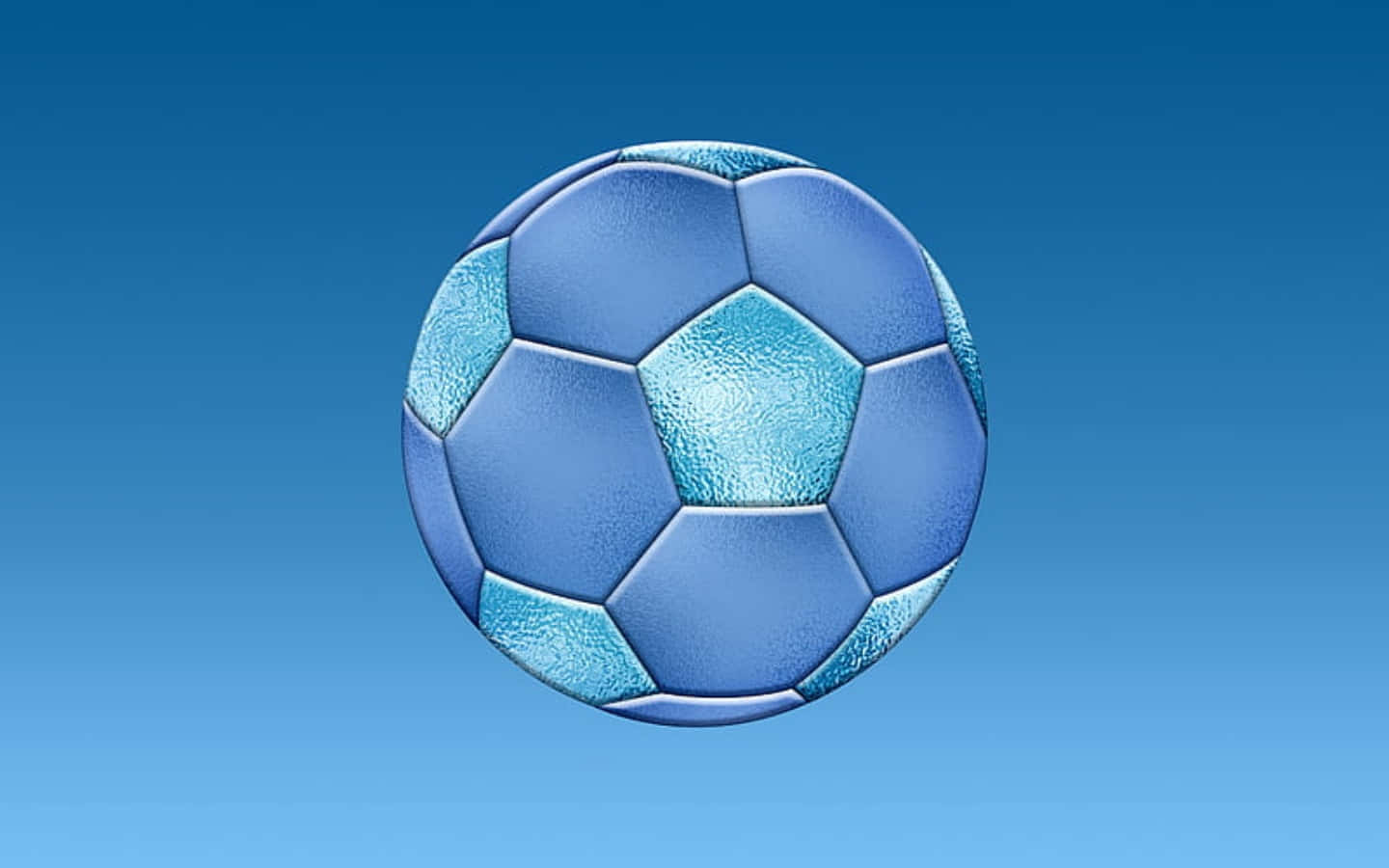 Soccer Ball 桌布 壁紙 — 一個帶有六角形面板的紋理藍色足球漂浮在漸變藍色背景上。