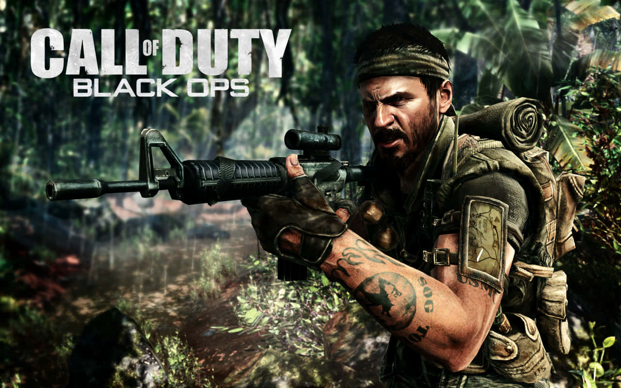 使命召喚 桌布 壁紙 — 一個帶有刺青的粗獷士兵在《Call of Duty Black Ops》宣傳圖片中，於雨淋的叢林裡瞄準步槍。