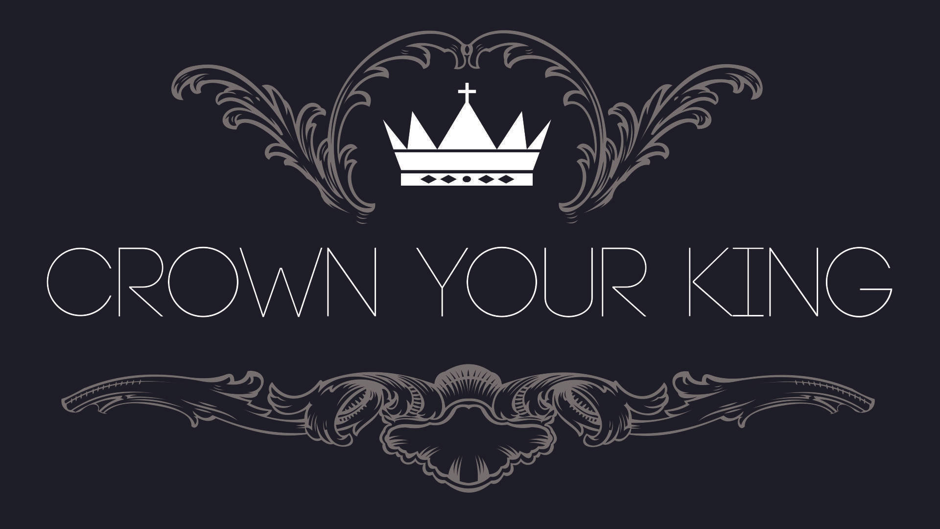 Crown 桌布 壁紙 — 一個帶有十字架的白色皇冠，莊嚴地放置在深色背景上的華麗卷草紋飾上，並附有 crown your king 的文字。