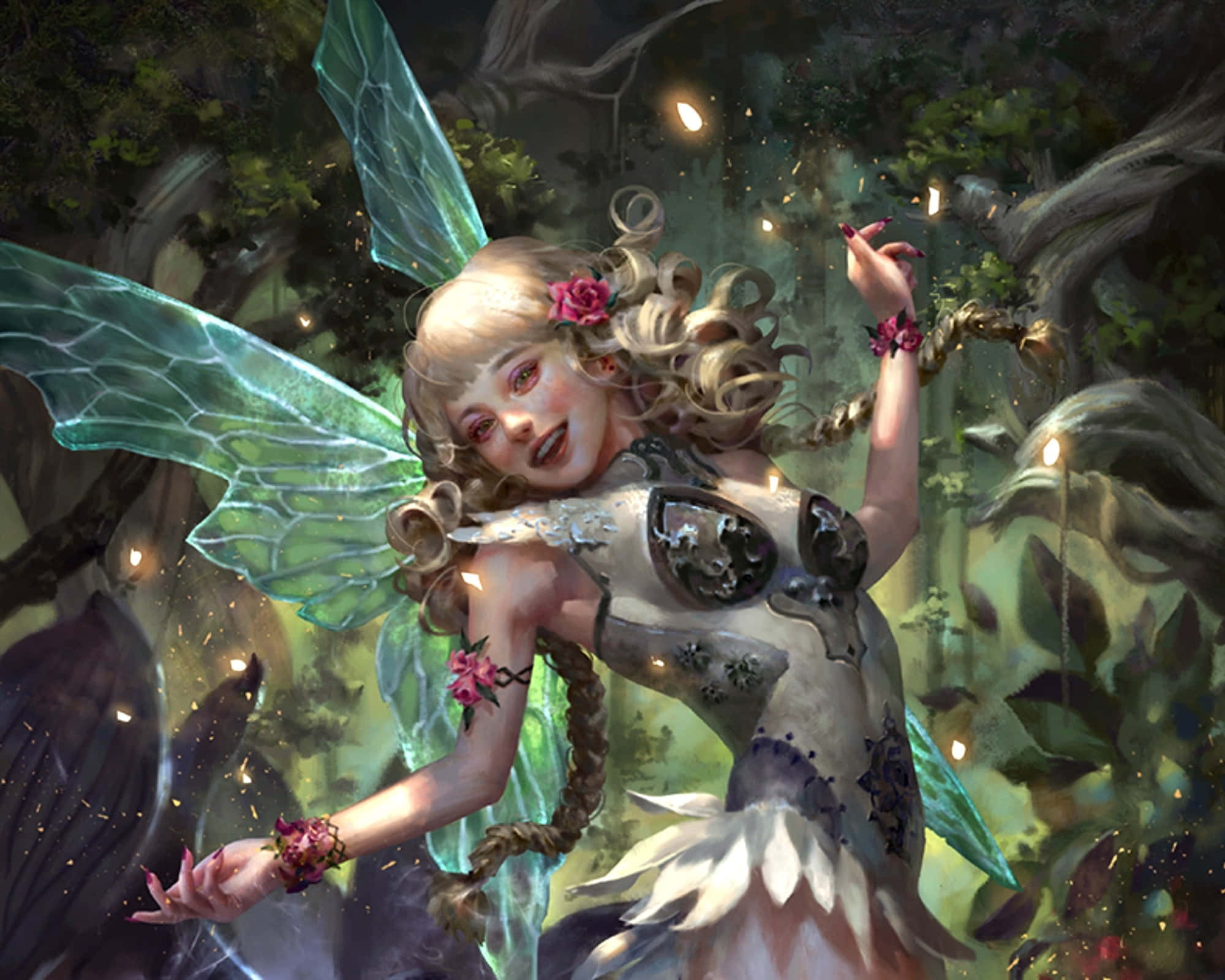 Cute Fairy 桌布 壁紙 — 一個帶有半透明綠色翅膀和花卉裝飾的異想天開的仙女，在神秘森林中閃爍的光芒中跳舞。