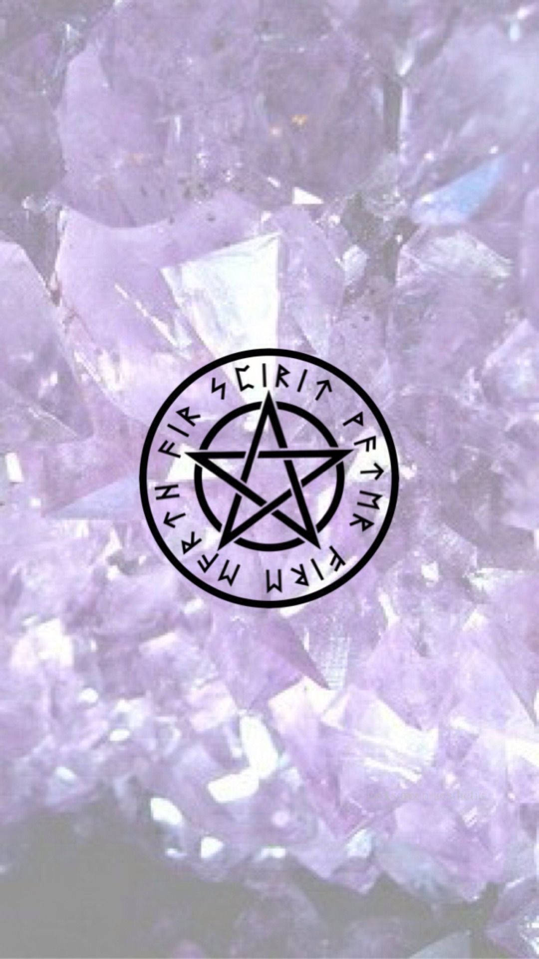 witchcraft 桌布 壁紙 — 一個帶有反向符文、被圓環包圍的黑色五角星符號，放置在柔軟的薰衣草紫水晶晶體床上。