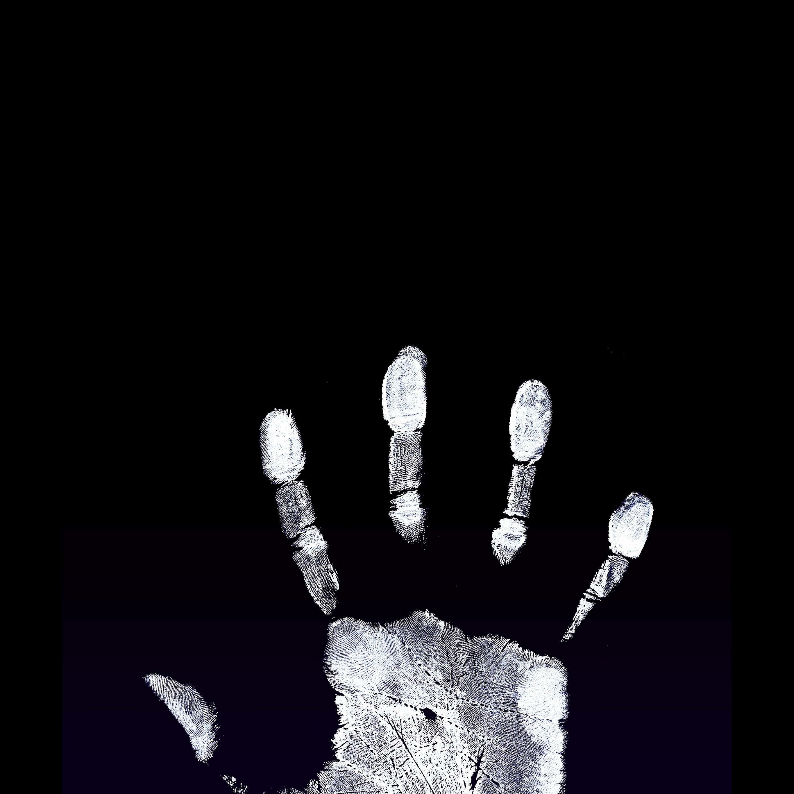hand 桌布 壁紙 — 一個帶有可見指紋脊線的鮮明白色手印，在深黑色背景上格外突出。