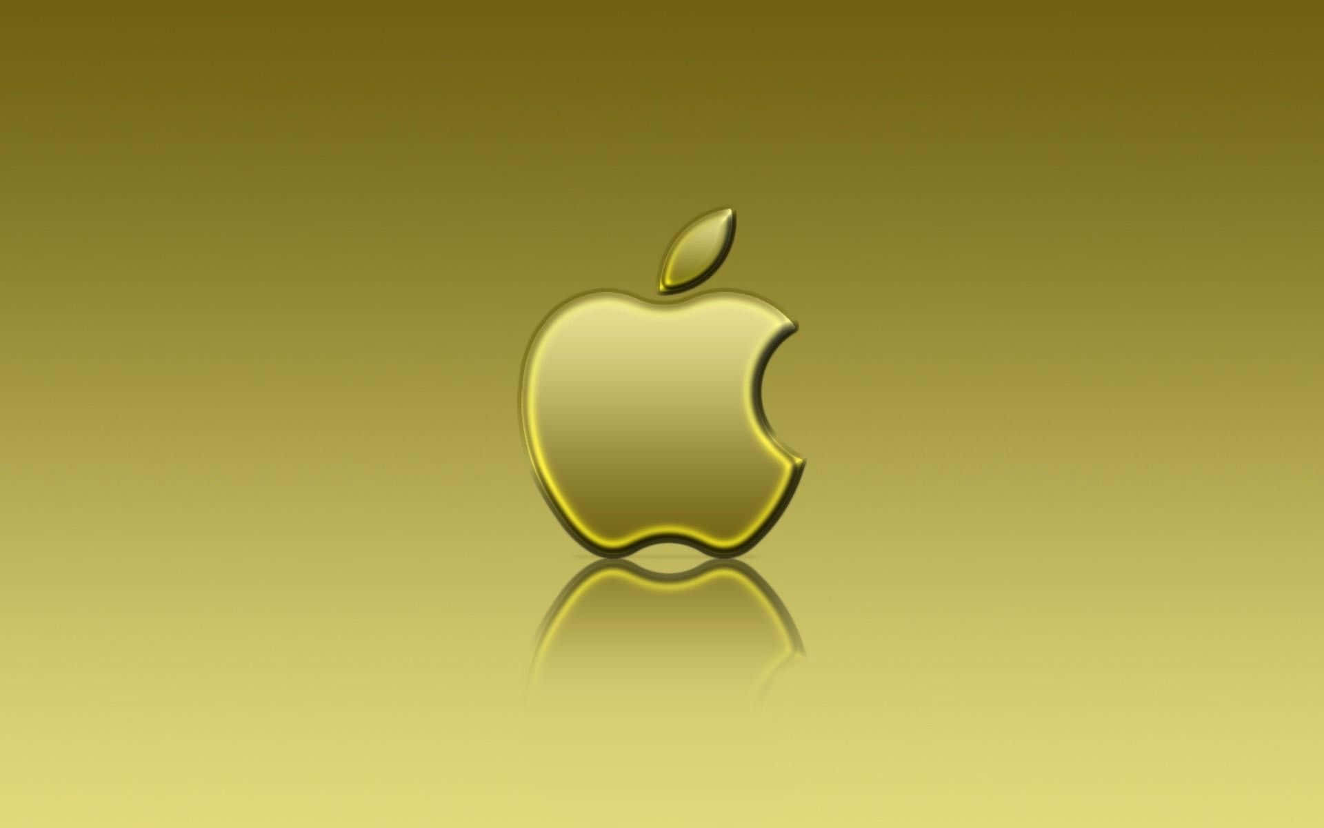 Cool Apple 桌布 壁紙 — 一個帶有咬痕的光澤金色蘋果標誌，居中放置在帶有微妙反射的漸變黃色背景上。