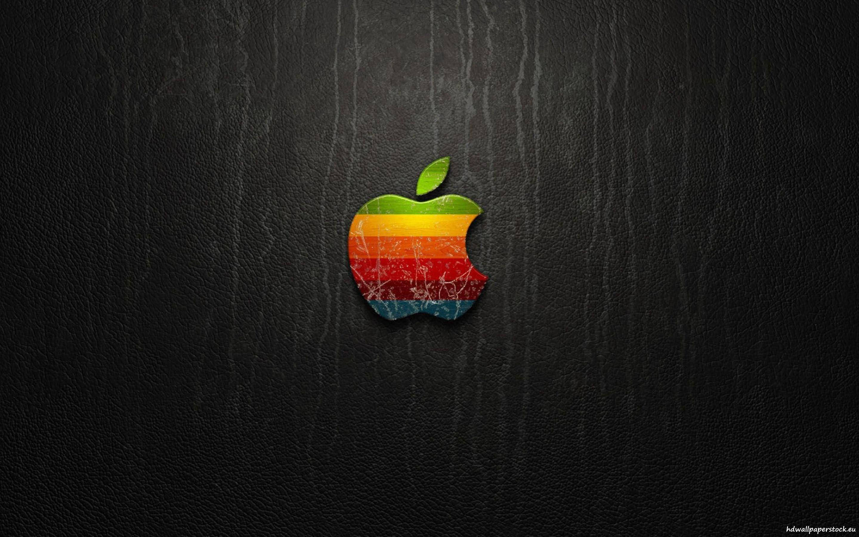 4K 桌布 壁紙 — 一個帶有咬痕的復古彩虹Apple標誌放置在紋理黑色皮革表面上。