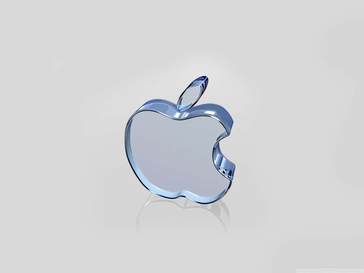 蘋果 桌布 壁紙 — 一個帶有咬痕的時尚藍色金屬Apple標誌，居中放置在帶有柔和反射的純淺灰色背景上。