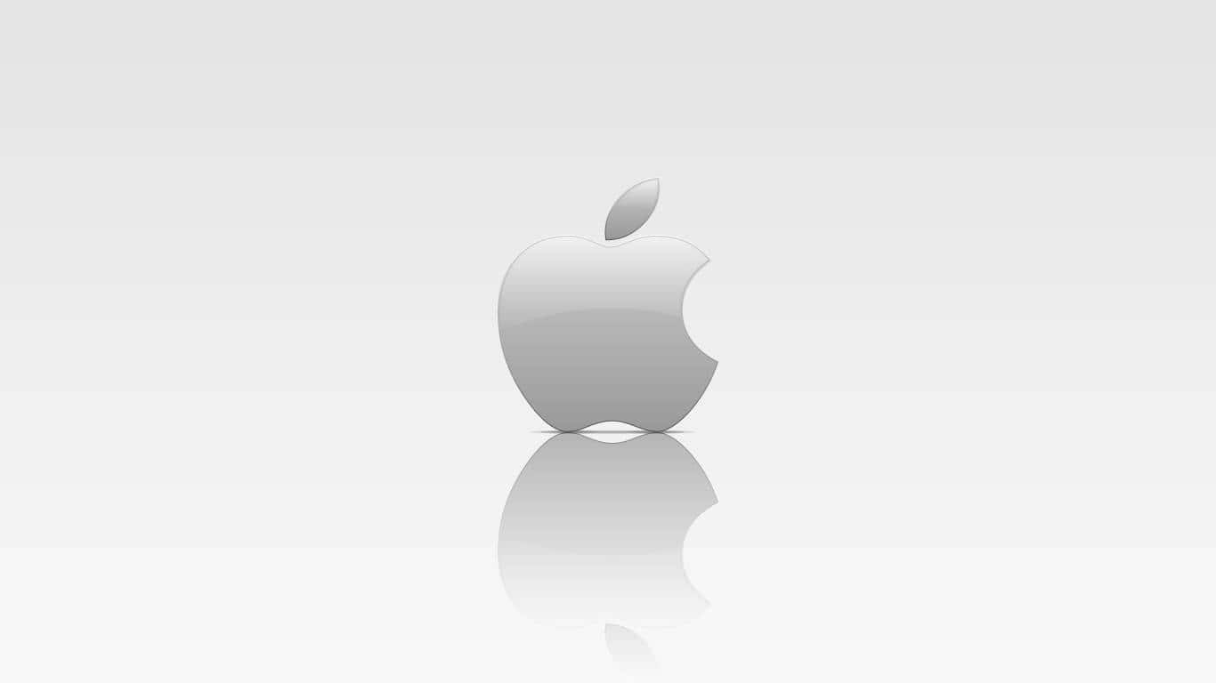 1366x768 Apple 桌布 壁紙 — 一個帶有咬痕的時尚銀色Apple標誌，居中放置在極簡漸變背景上，下方有柔和倒影。