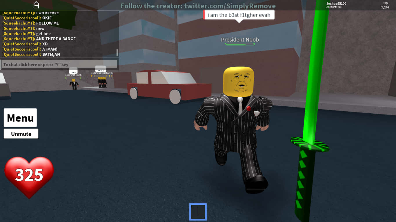 Roblox Noob 桌布 壁紙 — 一個帶有唐納德·川普頭像、身穿細條紋西裝的 Roblox 角色在方塊狀的城市遊戲世界中奔跑，附近有一把發光的綠色劍。