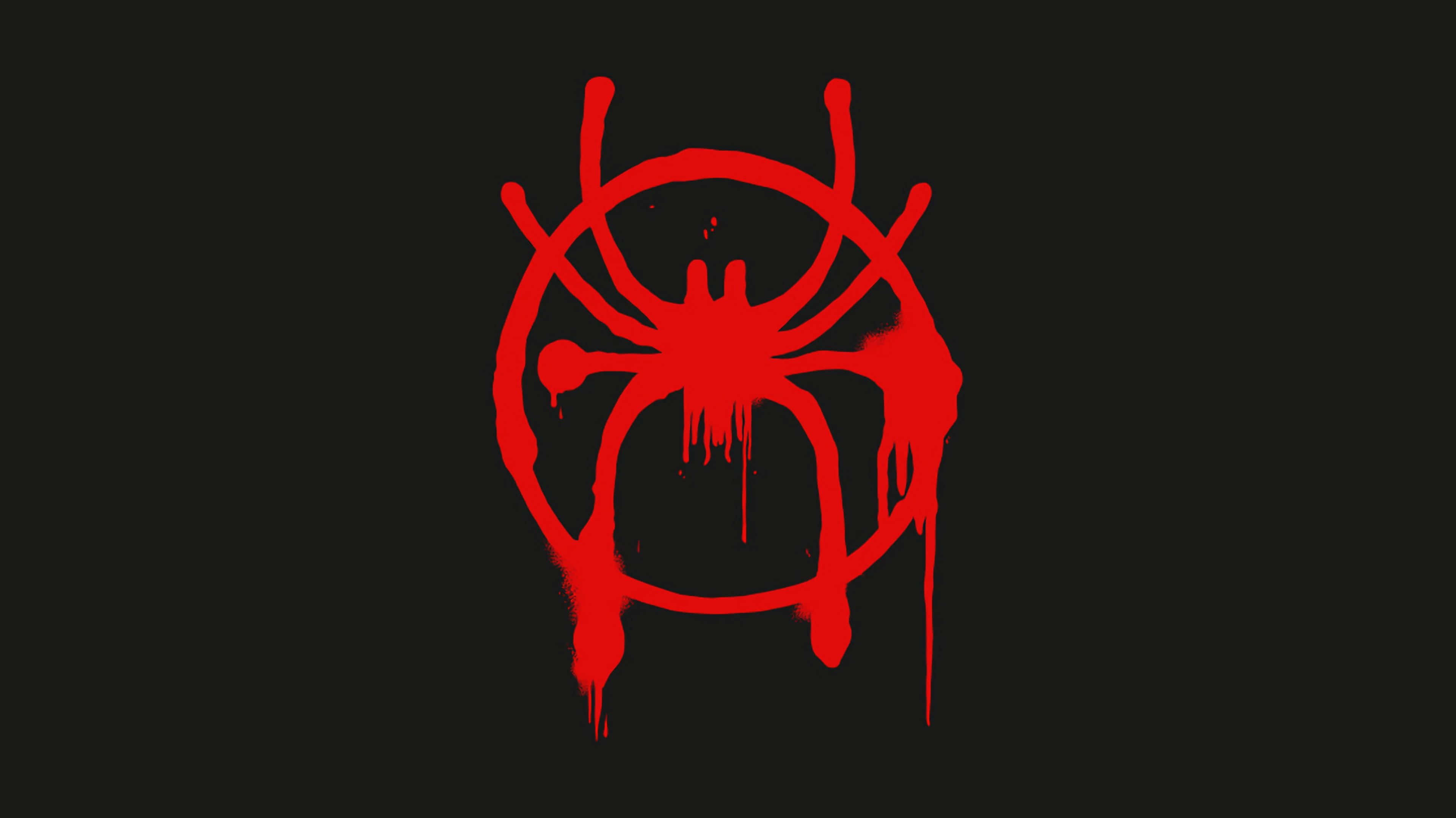 Spider Man Logo 桌布 壁紙 — 一個帶有圓形邊框的大膽紅色滴落蜘蛛標誌，在純黑色背景上脫穎而出。