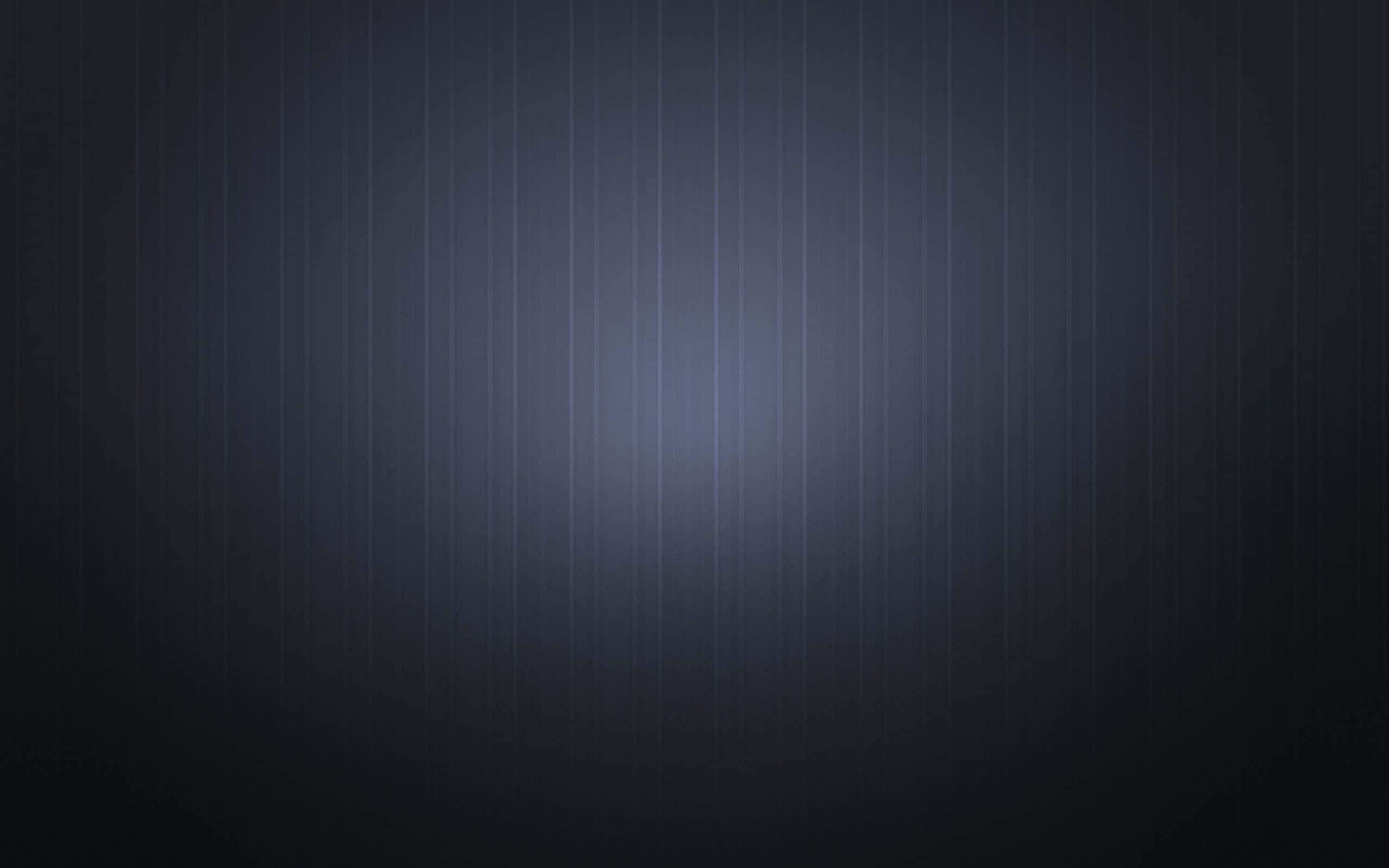 Grey Texture 桌布 壁紙 — 一個帶有垂直線條和柔和發光中心的深色紋理背景，營造出極簡抽象氛圍。