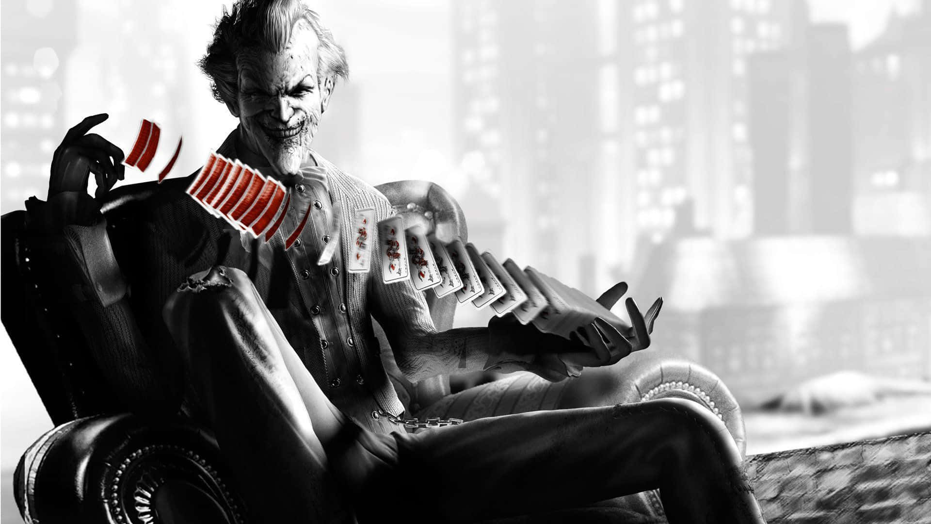 Joker Card 桌布 壁紙 — 一個帶有塗抹化妝品的威脅性小丑角色坐在皮椅上，戲劇性地向模糊的城市天際線投擲紅色撲克牌。
