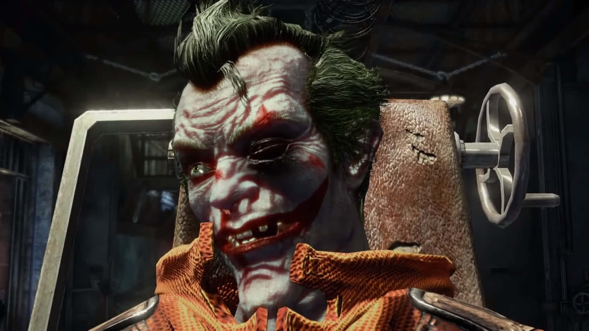 Arkham Asylum 桌布 壁紙 — 一個帶有塗抹白色臉部顏料和紅唇的威脅性小丑，被綁在一個光線昏暗的車間裡的生鏽工業椅子上。
