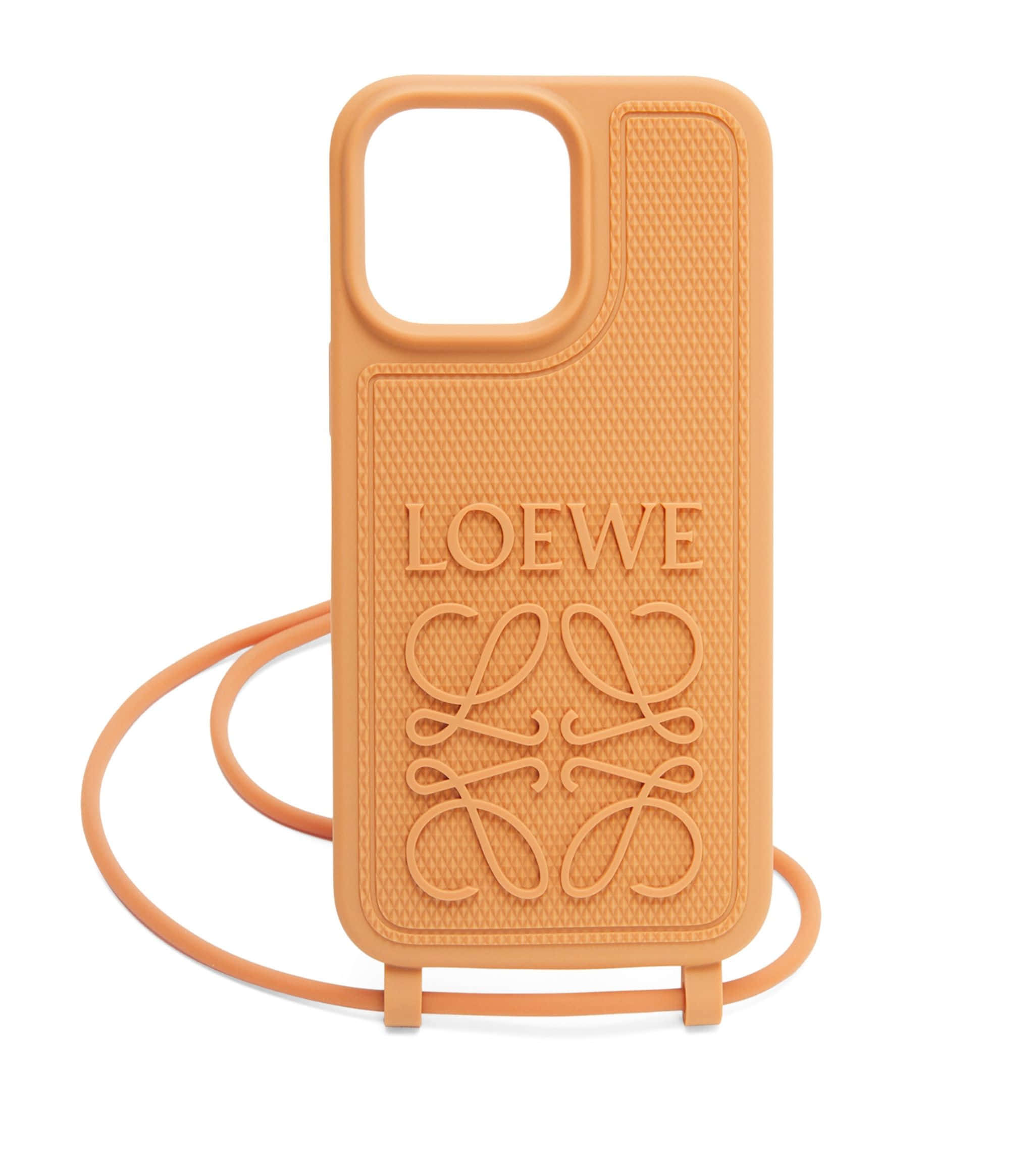 Phone Case 桌布 壁紙 — 一個帶有壓花標誌和相配肩帶的棕褐色紋理LOEWE手機殼，置於純白背景上。