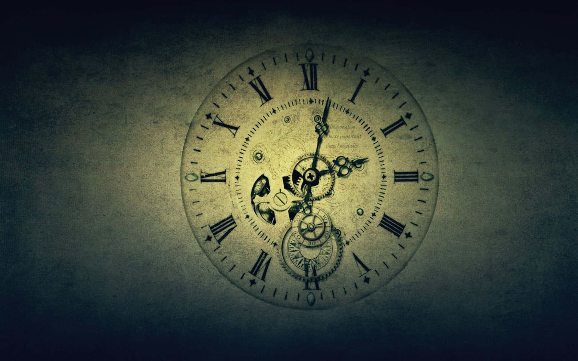 Clock 桌布 壁紙 — 一個帶有外露齒輪的古董時鐘，在帶有紋理的深藍色牆壁上溫暖地發光。