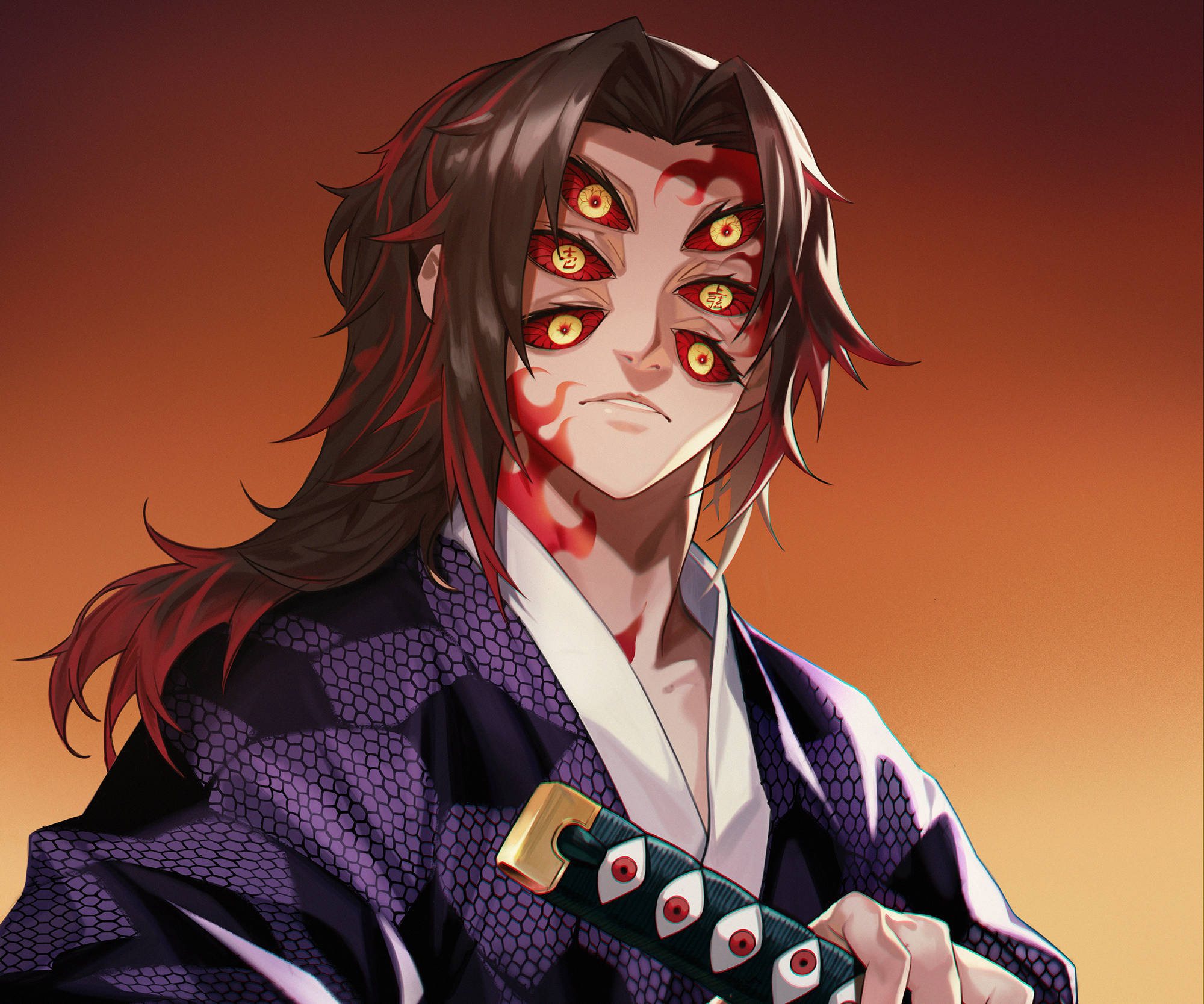 桌布 壁紙 — 一個帶有多個發光紅眼和紅色標記的威脅性動漫惡魔，在溫暖漸變背景前手持一把帶有眼睛圖案的劍。
