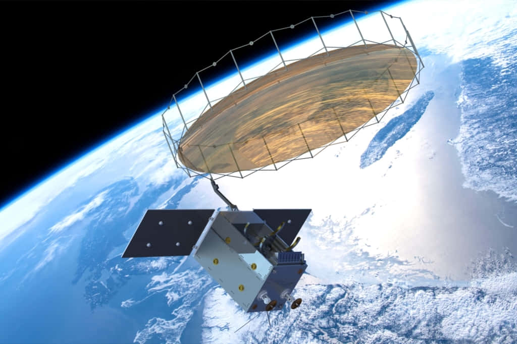 Space Satellite 桌布 壁紙 — 一個帶有大型金色天線的衛星繞地球運行，顯示下方的藍色海洋、白色雲層和陸地。