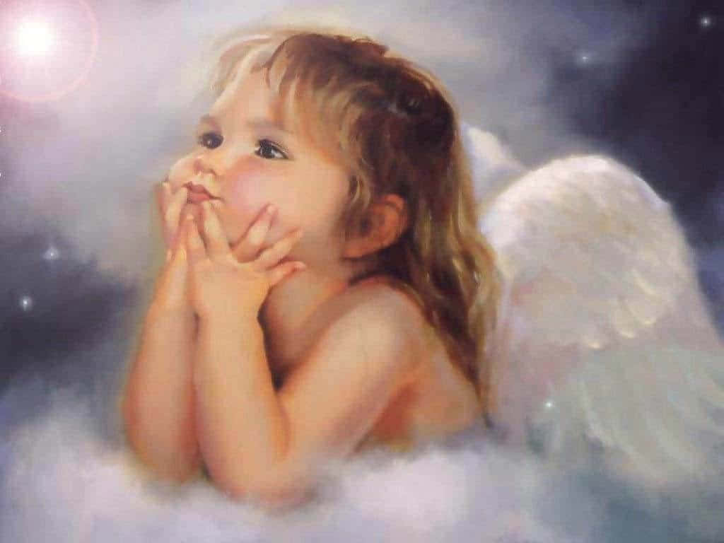 Cute Angels 桌布 壁紙 — 一個帶有天使翅膀的小孩坐在柔軟的雲朵中，雙手靠近嘴唇，在閃耀的天光下向上凝視。