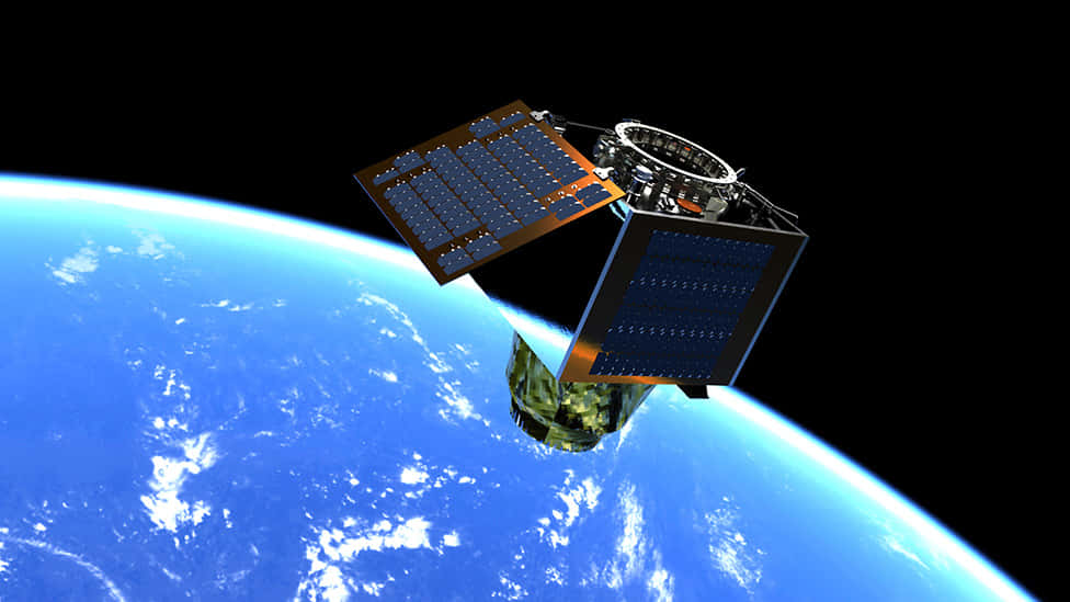 Satellite Technology 桌布 壁紙 — 一個帶有太陽能板的詳細衛星，在太空的黑色虛空中，繞著地球藍色彎曲的地平線運行。