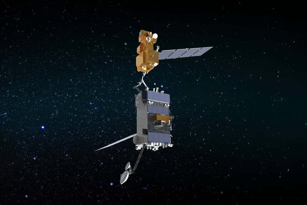 Space Satellite 桌布 壁紙 — 一個帶有太陽能板的詳細衛星，在深空中漂浮在星光燦爛的宇宙背景下。
