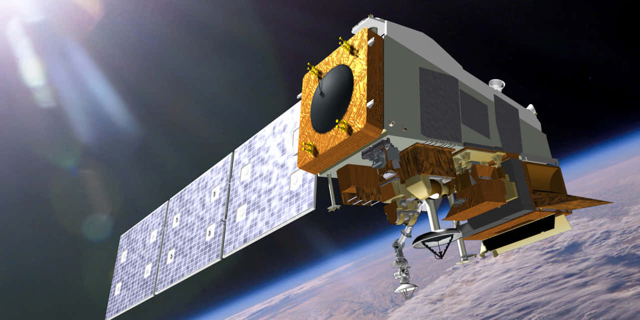 Satellite Technology 桌布 壁紙 — 一個帶有太陽能板的詳細衛星，在繁星點點的黑色天空和鏡頭光暈的背景下繞地球運行。