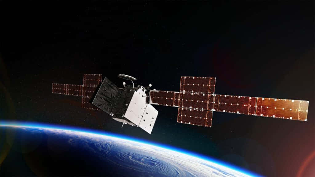Satellite Technology 桌布 壁紙 — 一個帶有太陽能板的詳細衛星，在繁星點點的黑色天空中，繞著地球彎曲的藍色大氣層運行。