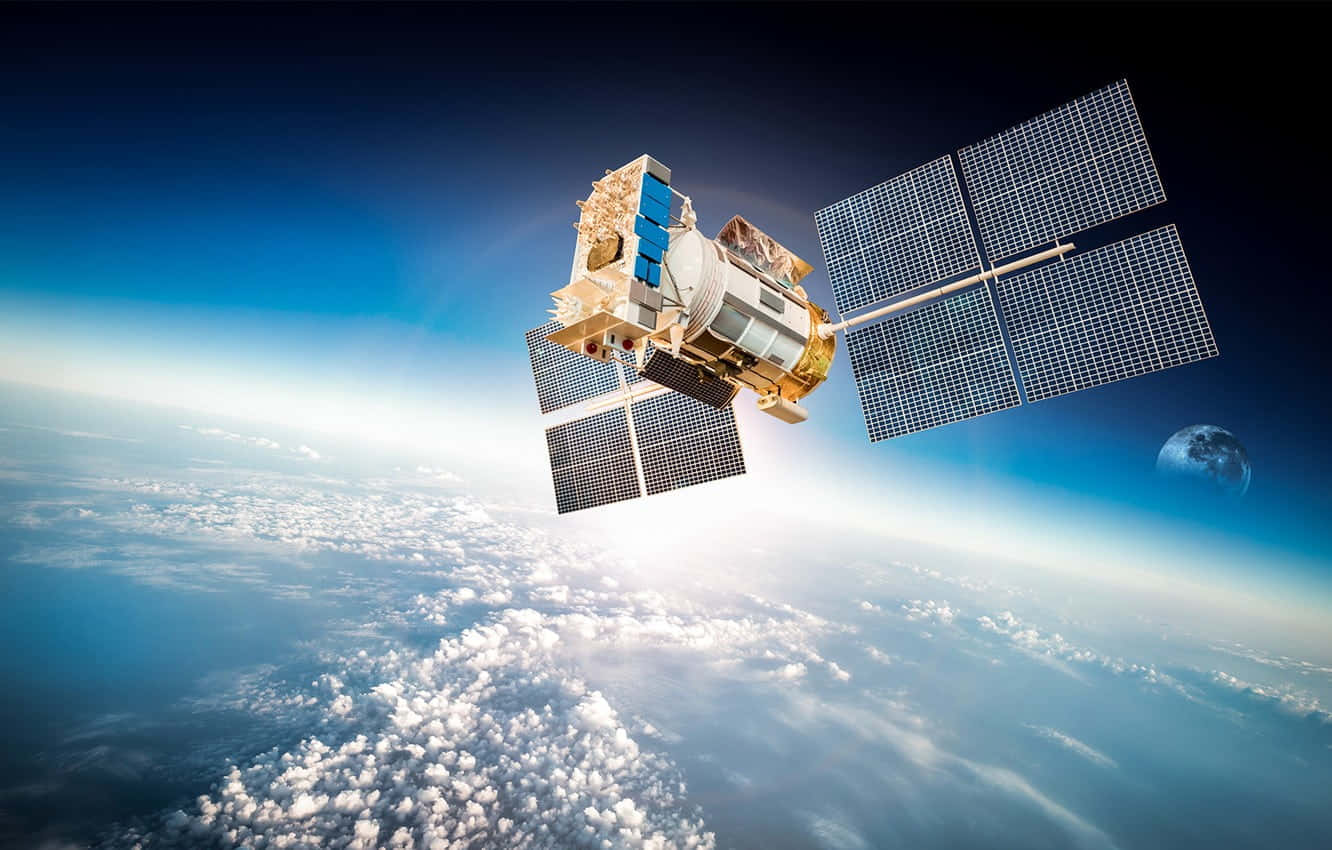 Space Technology 桌布 壁紙 — 一個帶有太陽能板的詳細衛星在地球的雲層上方運行，遠處可見月球。