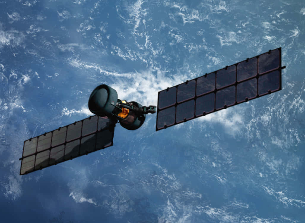 Satellite Technology 桌布 壁紙 — 一個帶有太陽能板的詳細衛星在地球旋轉的藍白雲層上方運行。