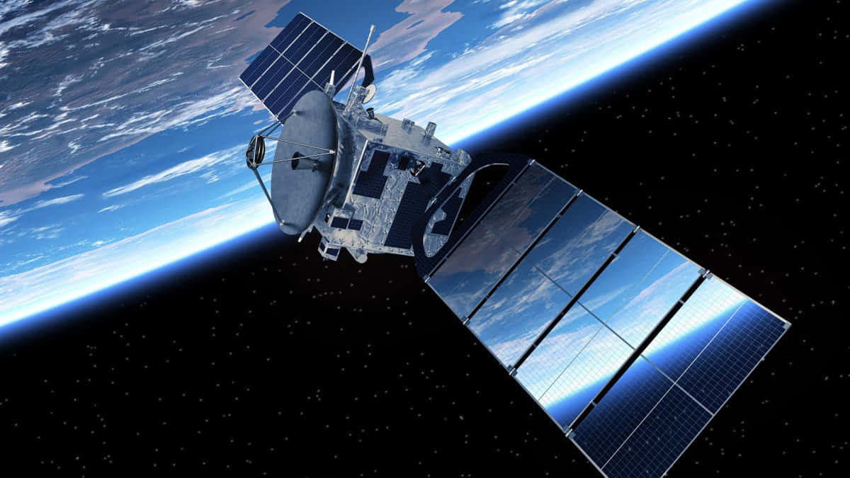 Satellite Technology 桌布 壁紙 — 一個帶有太陽能板的詳細衛星在繁星點點的黑夜中繞地球運行，反射出地球的藍白雲層。