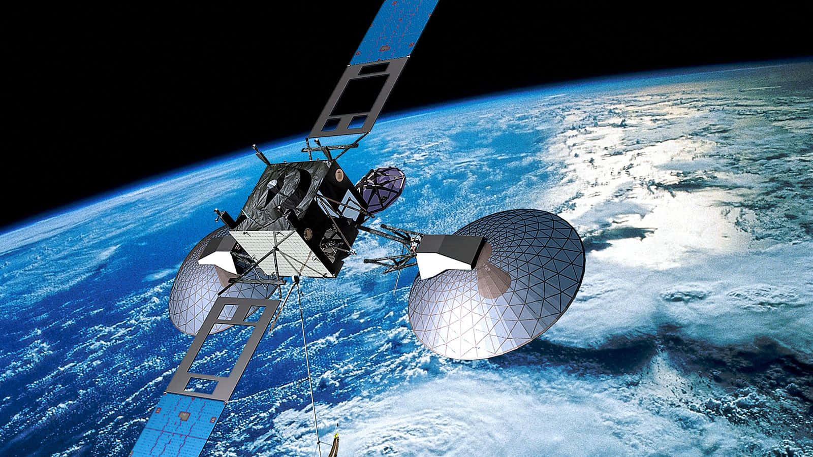 Satellite 桌布 壁紙 — 一個帶有太陽能板的詳細衛星環繞地球，顯示藍色海洋、白色雲朵和黑色太空中的彎曲地平線。