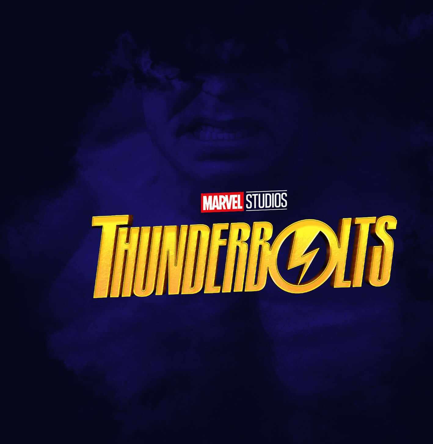 Thunderbolts 桌布 壁紙 — 一個帶有威脅性的藍色調浩克肖像，聳立在帶有Marvel Studios品牌標誌的大膽金色Thunderbolts標誌後面。