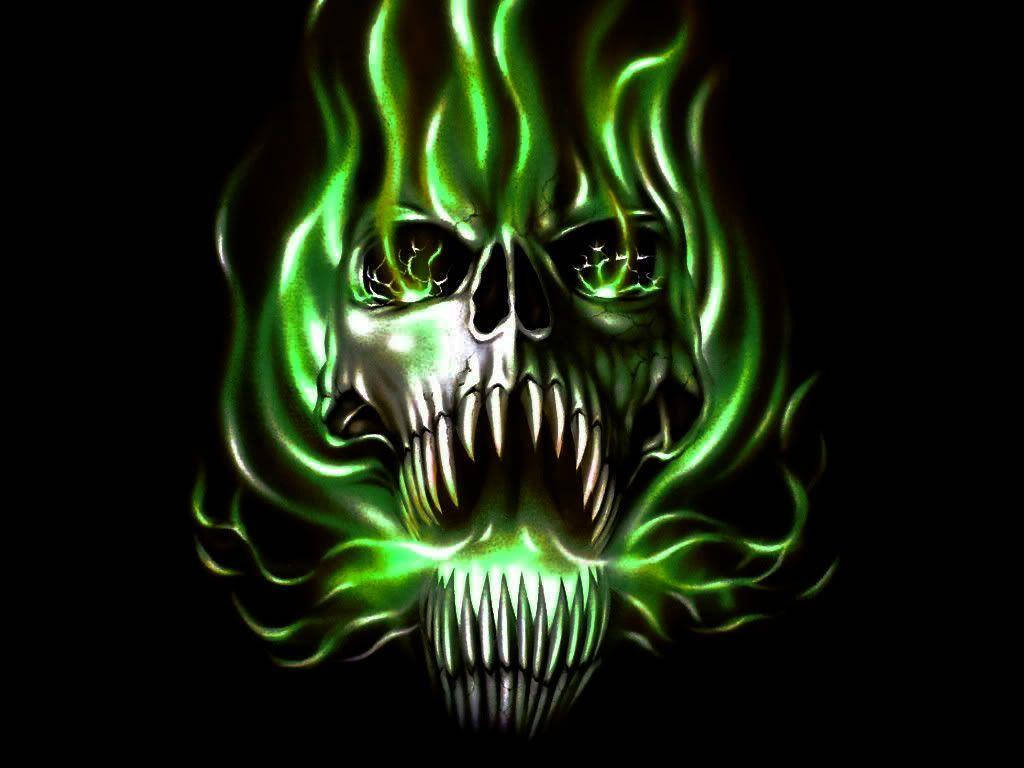 Green Fire Skull 桌布 壁紙 — 一個帶有威脅性的頭骨，被鮮綠色火焰環繞，背景是漆黑的黑色。