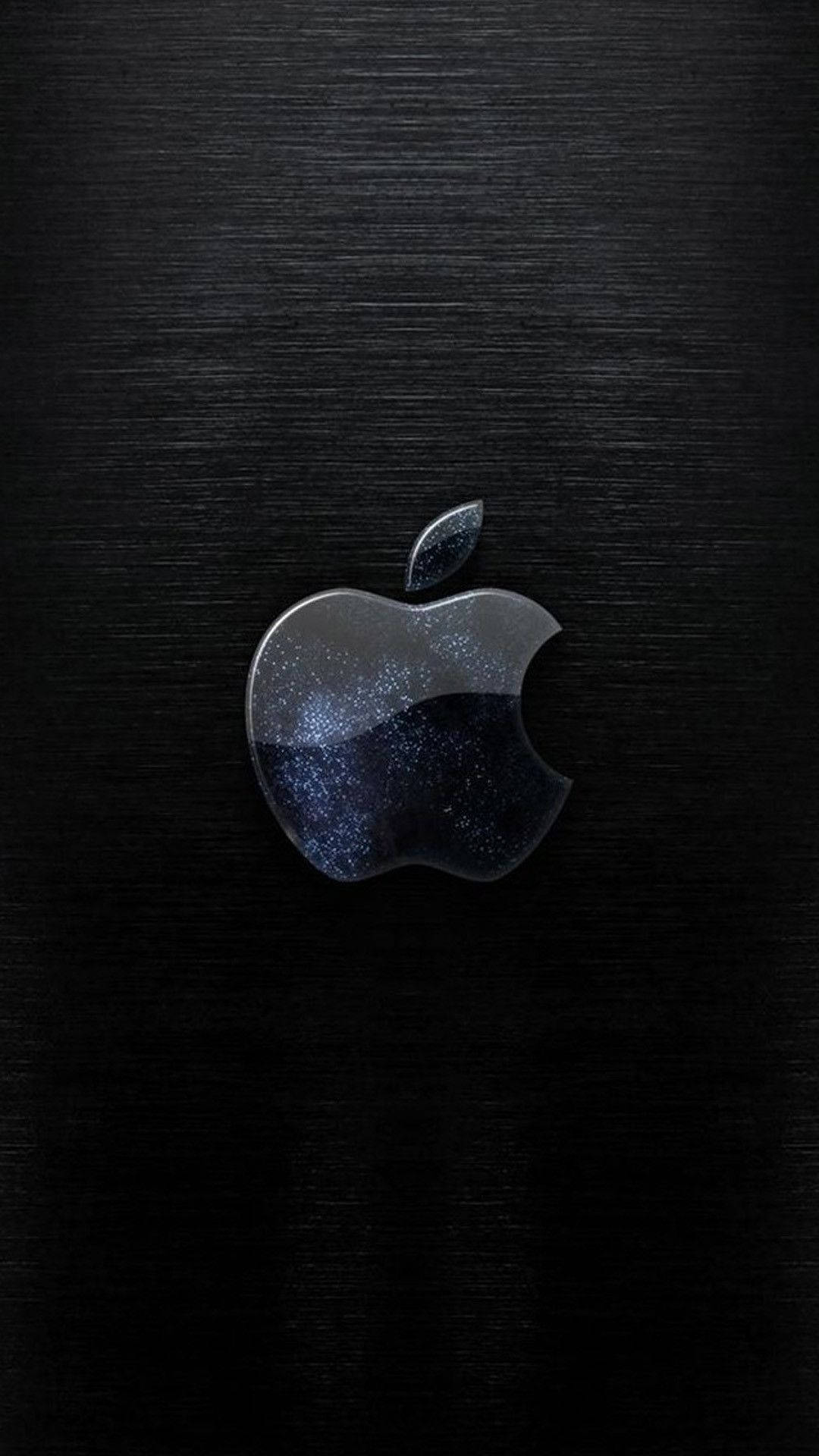 black apple iPhone 桌布 壁紙 — 一個帶有宇宙閃光的亮面Apple標誌，放置在拉絲黑色金屬表面上。