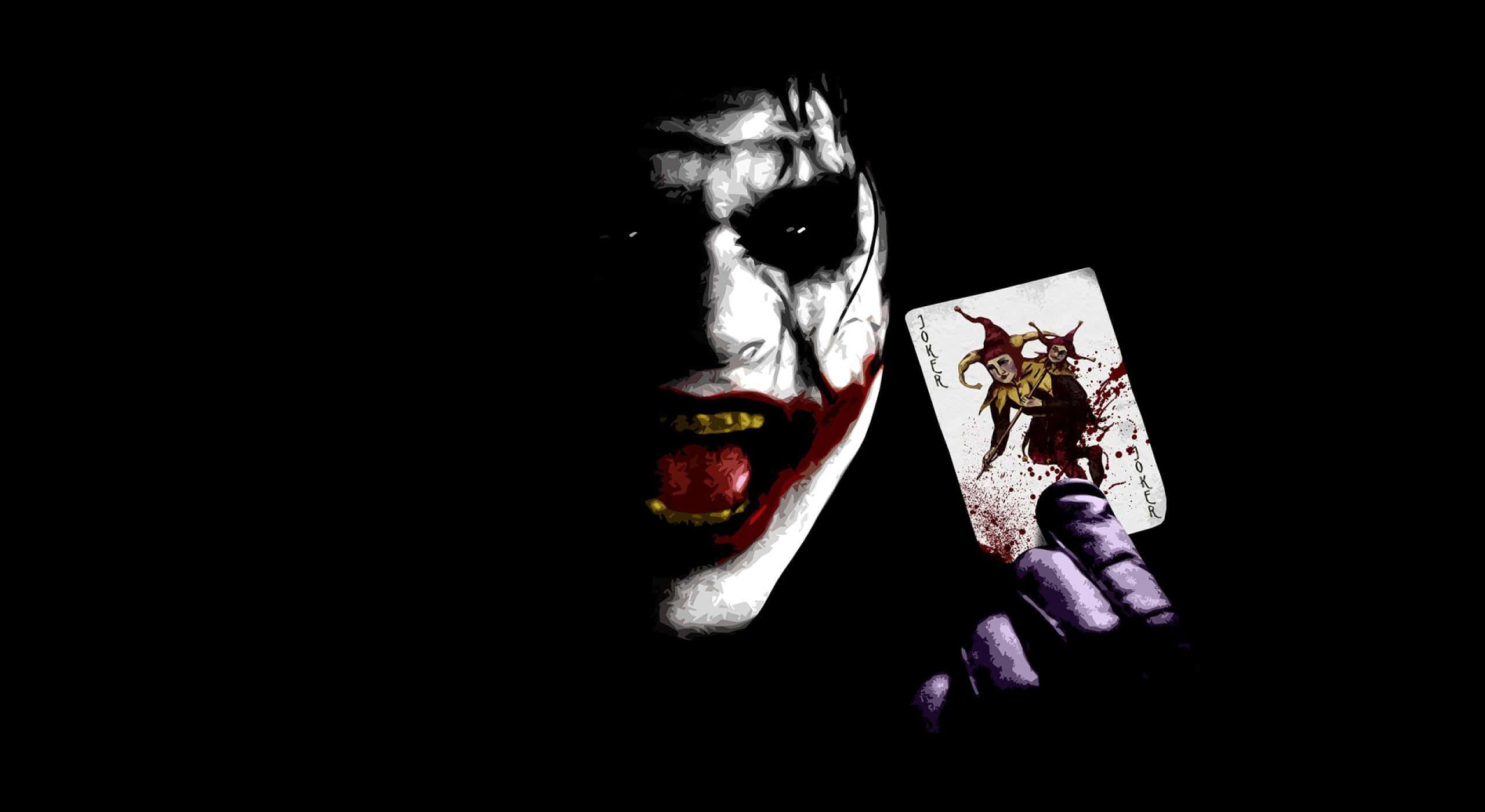 Joker Laughing 桌布 壁紙 — 一個帶有寬闊笑容和紫色手套的威脅性小丑，在黑色背景上拿著一張血淋淋的小丑牌。