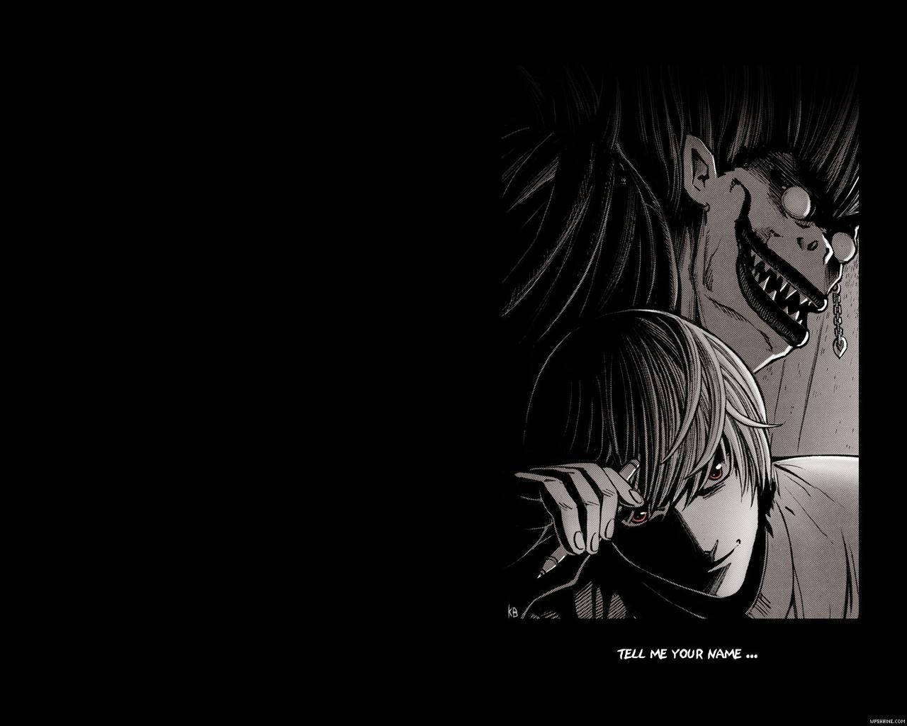 Ryuk 桌布 壁紙 — 一個帶有寬闊笑容的威脅性動畫反派，在黑暗單色場景中籠罩著一個驚恐的年輕男子。