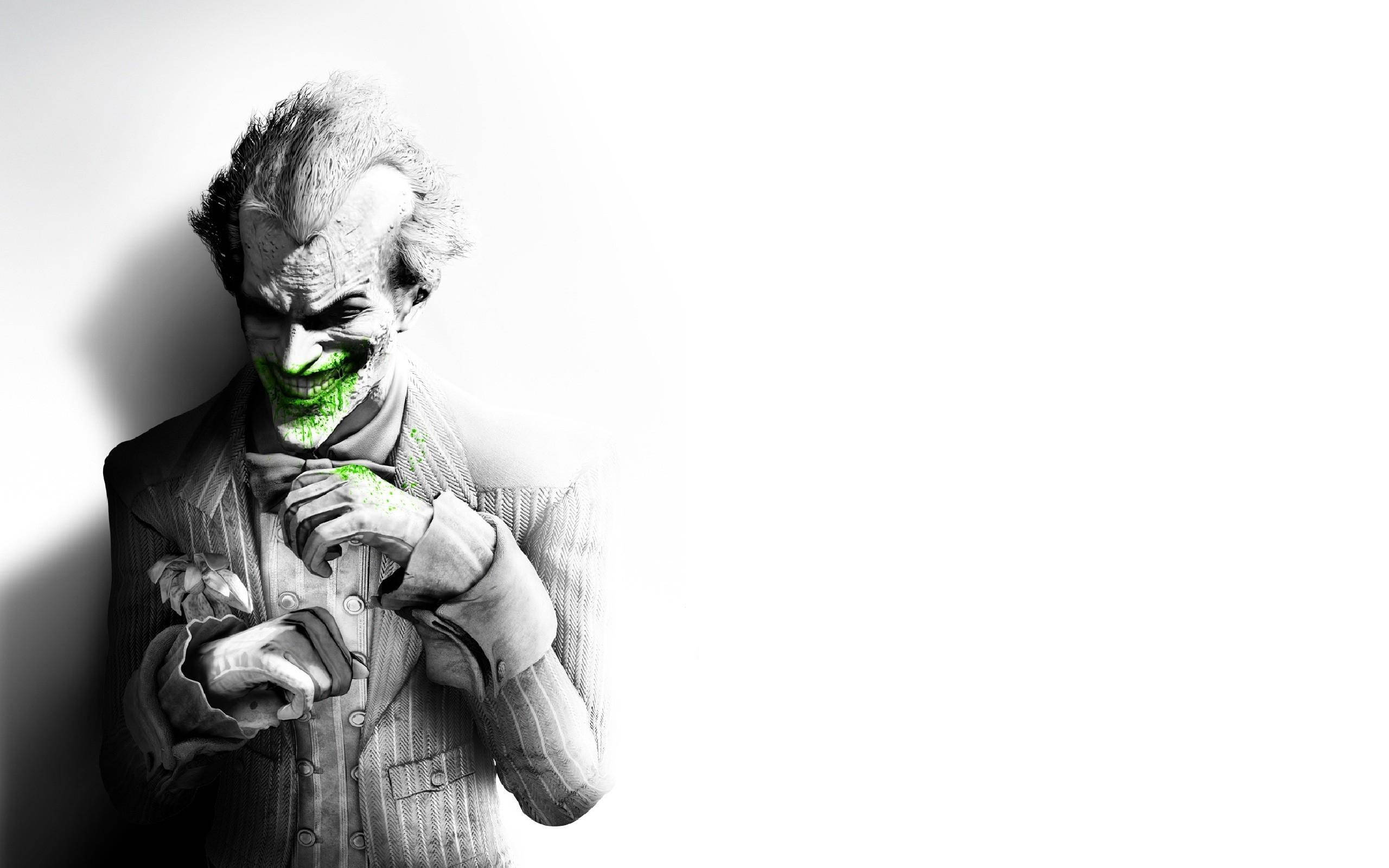 Joker Drawing 桌布 壁紙 — 一個帶有寬闊綠色笑容的威脅性小丑在純白背景前調整他的領帶。