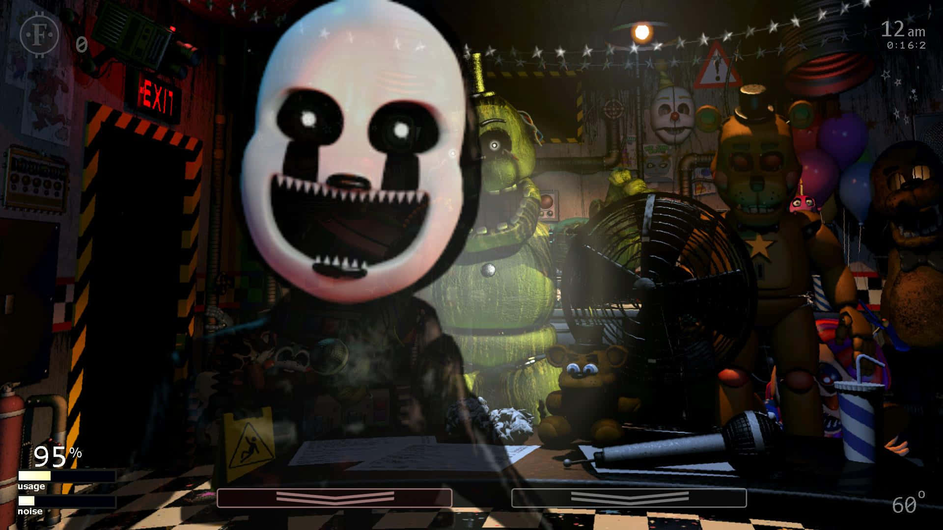 Ultimate Custom Night 桌布 壁紙 — 一個帶有寬闊露齒笑容的威脅性電子動畫角色，主宰著一個昏暗的披薩店，店內充滿其他詭異的機器人角色。