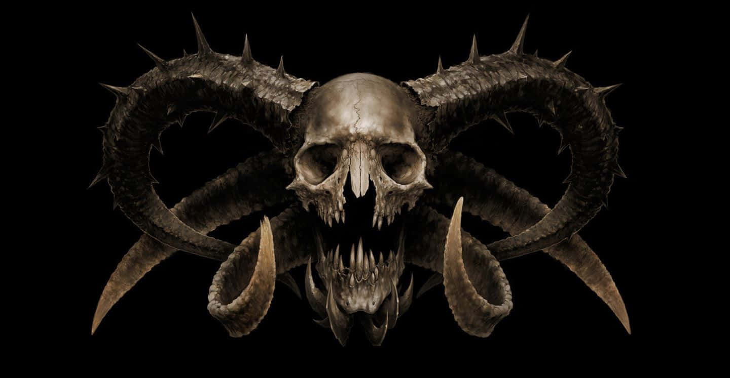 Occult 桌布 壁紙 — 一個帶有尖刺彎曲角和鋒利牙齒的威脅性惡魔頭骨，背景為黑色。