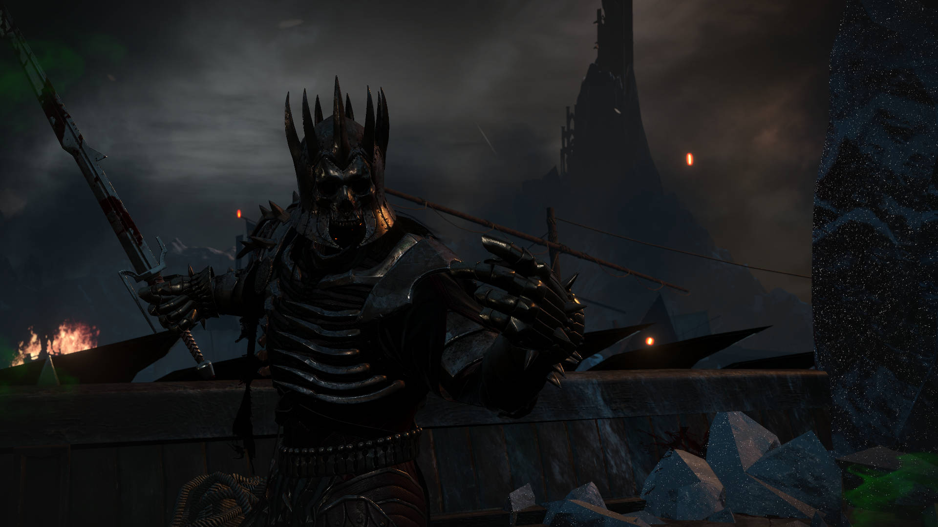 witcher 4K 桌布 壁紙 — 一個帶有尖刺王冠和發光眼睛的威脅性裝甲骷髏戰士站在破碎的石台上，背景是暴風雨的夜空、遠處的火災和一座高聳的黑暗尖塔。