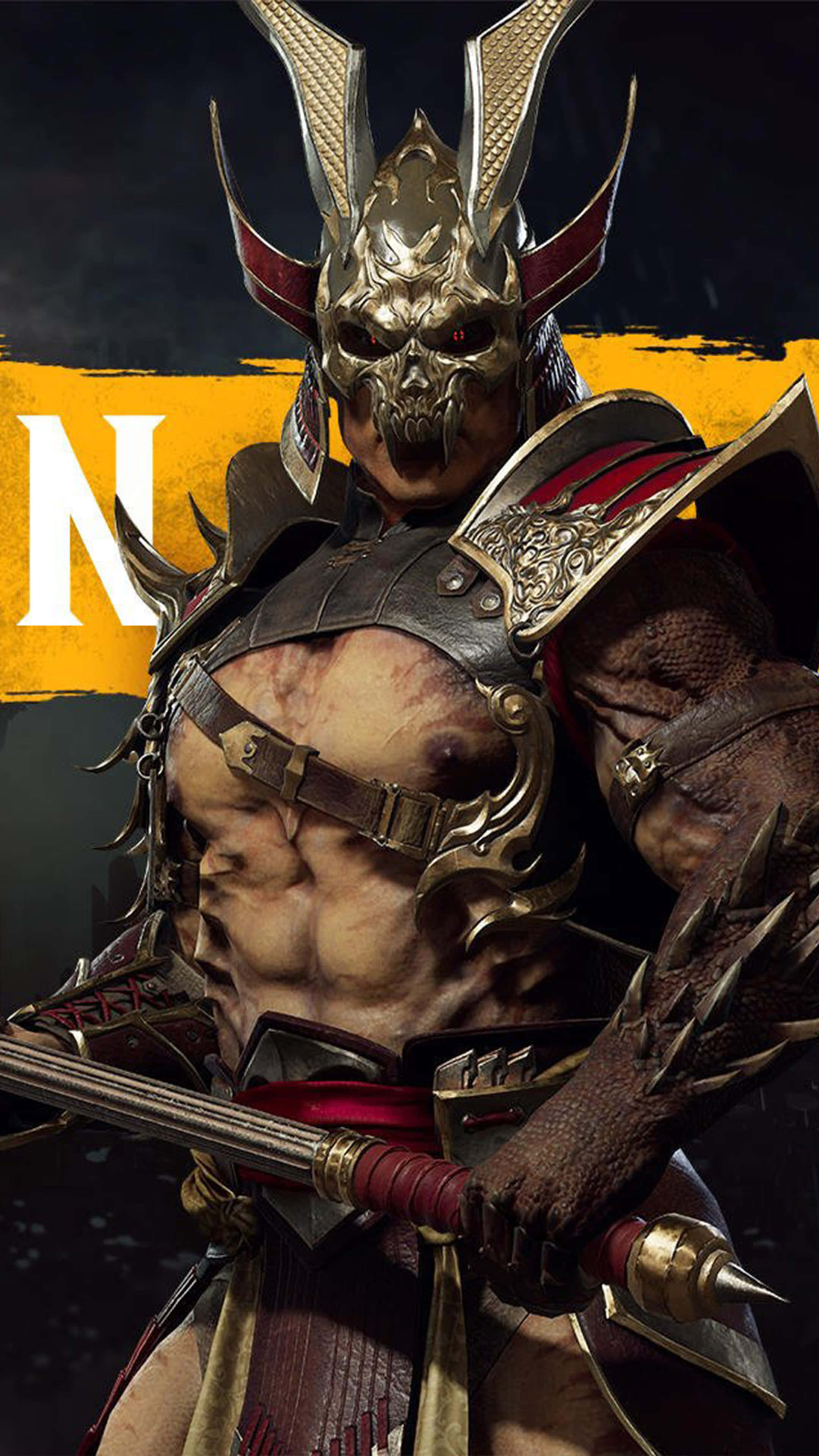 Mortal Kombat Shao Kahn 桌布 壁紙 — 一個帶有尖刺頭骨頭盔和發光紅眼的威脅性裝甲戰士，在深黃色和黑色背景下緊握著帶刺武器。