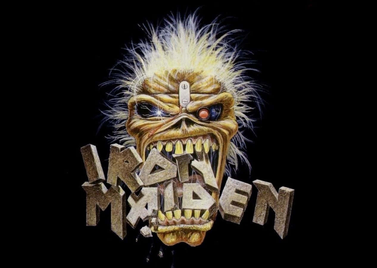 Heavy Metal 桌布 壁紙 — 一個帶有尖刺頭髮和發光眼睛的威脅性金屬Eddie吉祥物，在黑色背景上俯瞰著Iron Maiden的樂隊名稱。