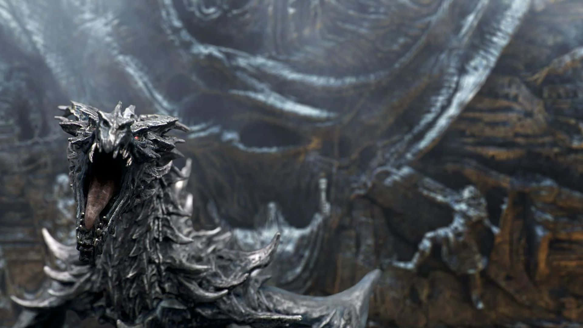 Skyrim Alduin 桌布 壁紙 — 一個帶有尖刺鱗片和張開下顎的威脅性金屬龍雕像，矗立在深色紋理石牆前。