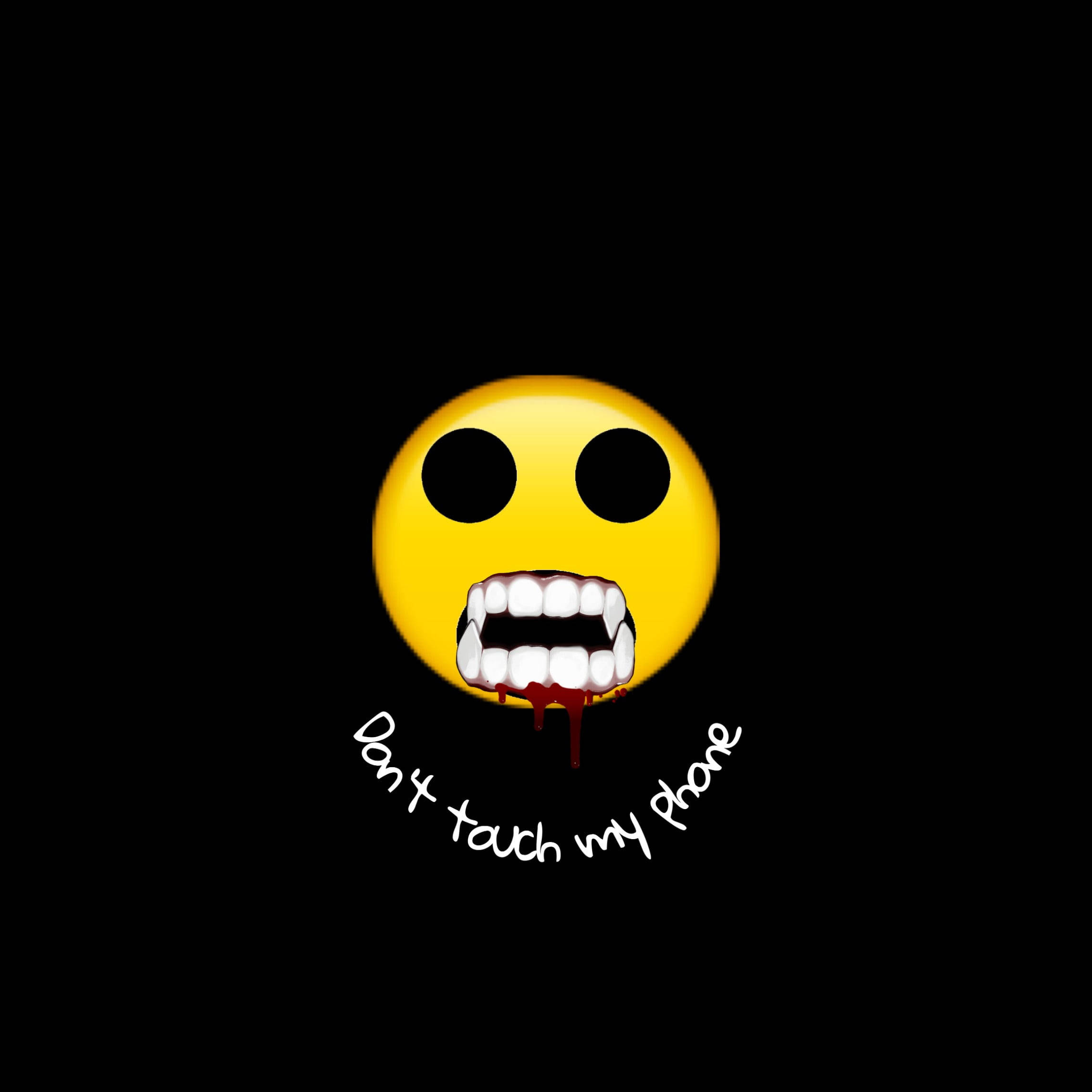 Black Emoji 桌布 壁紙 — 一個帶有尖牙和從嘴裡滴血的威脅性黃色表情符號，背景為黑色。