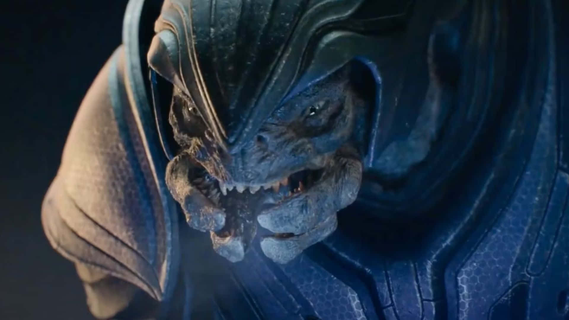 Sangheili 桌布 壁紙 — 一個帶有尖牙和發光眼睛、身穿深藍色盔甲的威脅性外星生物，正強烈地凝視著。