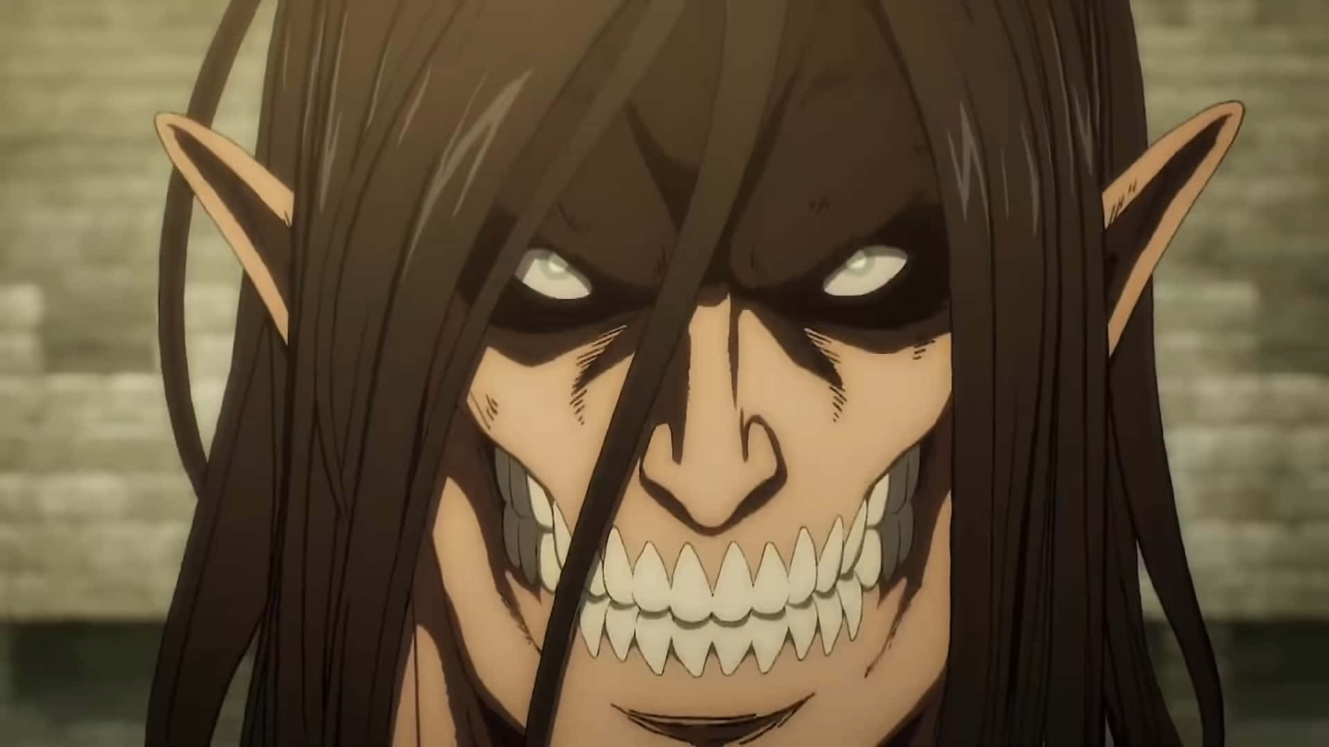 Attack On Titan The Final Season 桌布 壁紙 — 一個帶有尖牙和發光眼睛的威脅性動漫巨人，在模糊的石頭背景下強烈凝視。
