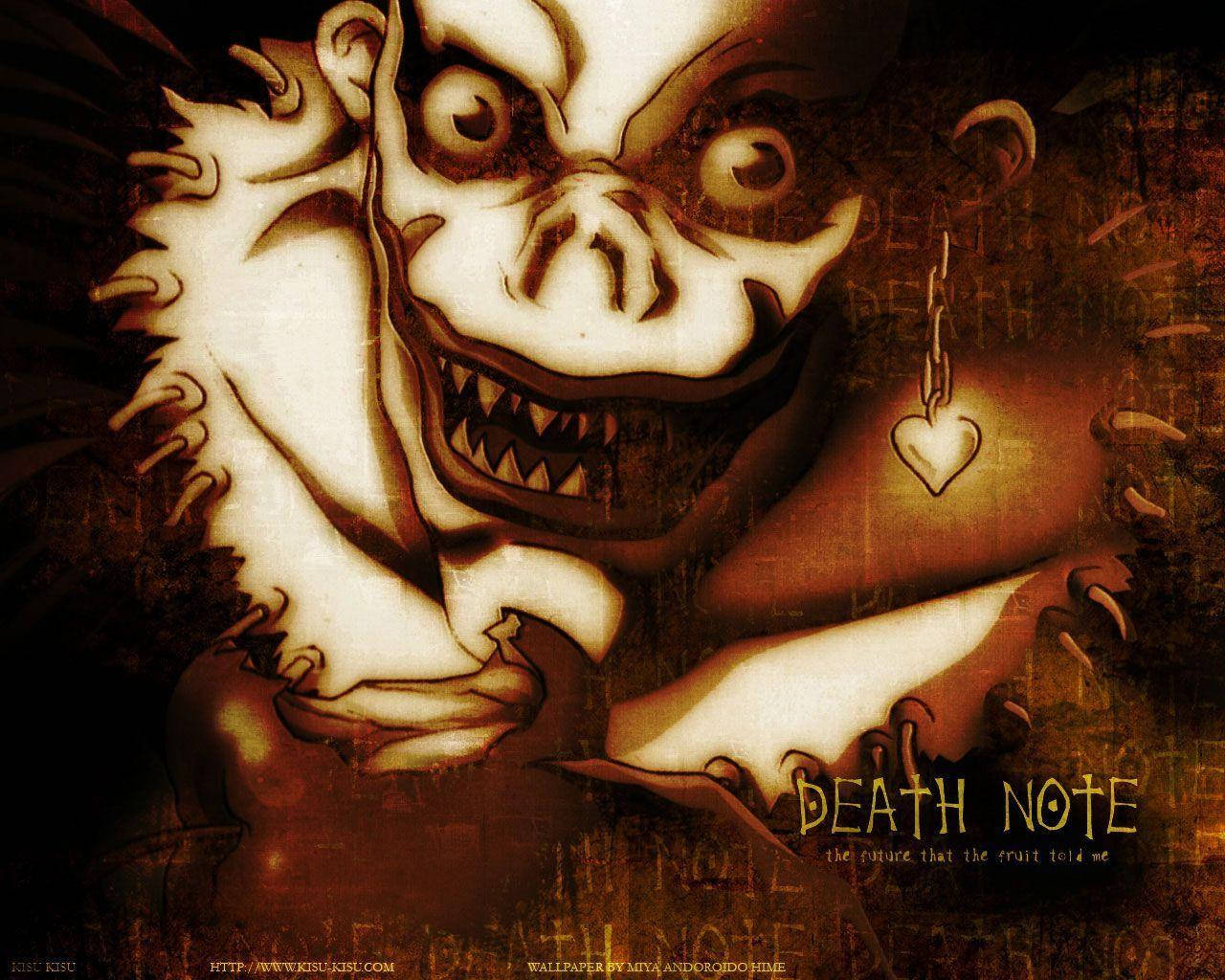 Ryuk 桌布 壁紙 — 一個帶有尖牙和發光眼睛的威脅性卡通死神，在黑暗紋理背景上懸浮於一個發光的心形吊墜之上。