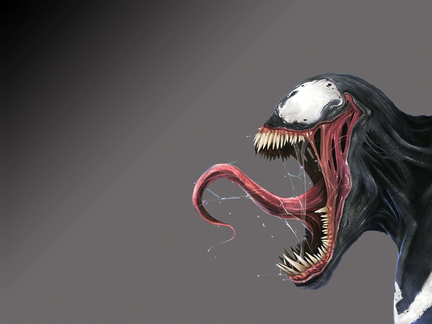 Scary Venom 桌布 壁紙 — 一個帶有尖牙和長舌頭的威脅性毒液生物在深灰色背景上咆哮。