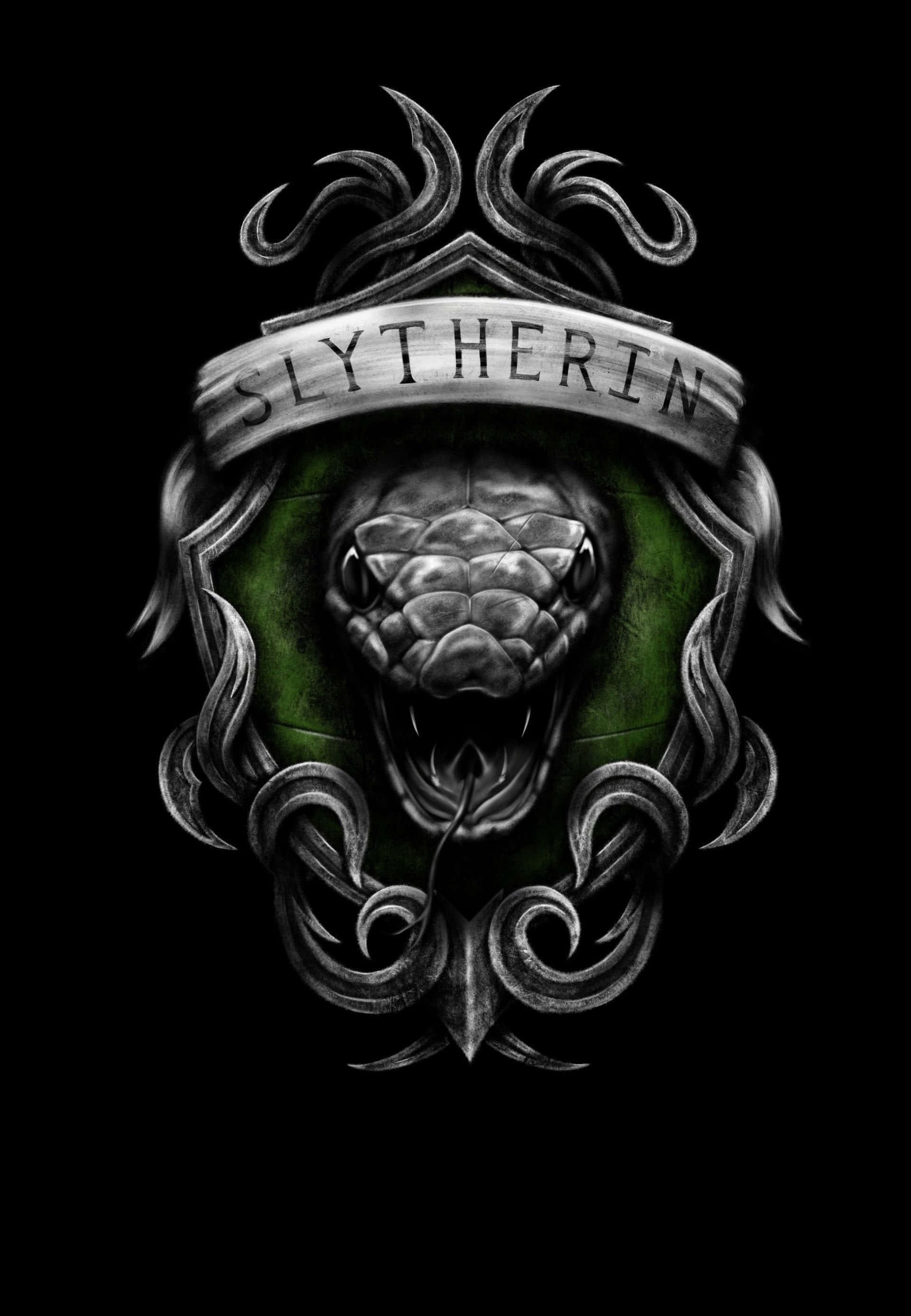 Cute Slytherin 桌布 壁紙 — 一個帶有張開下顎的威脅性銀色蛇頭，主宰著一個綠色盾牌，上面以華麗的哥德式字體寫著Slytherin。