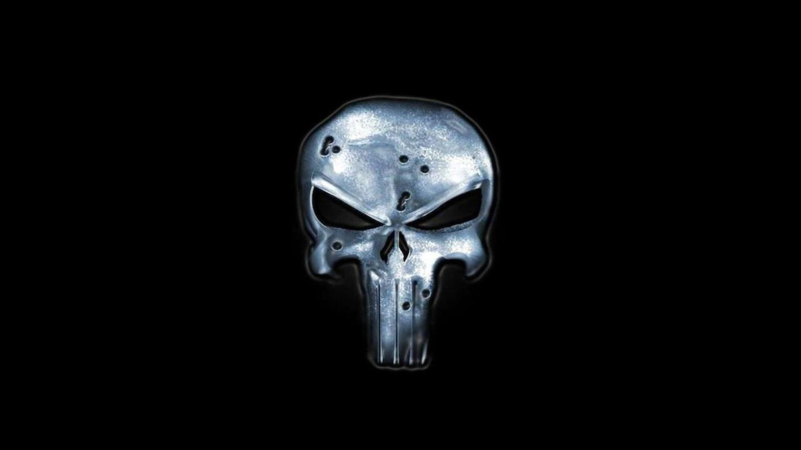 Punisher Desktop 桌布 壁紙 — 一個帶有彈孔的金屬骷髏標誌在純黑色背景上發光。