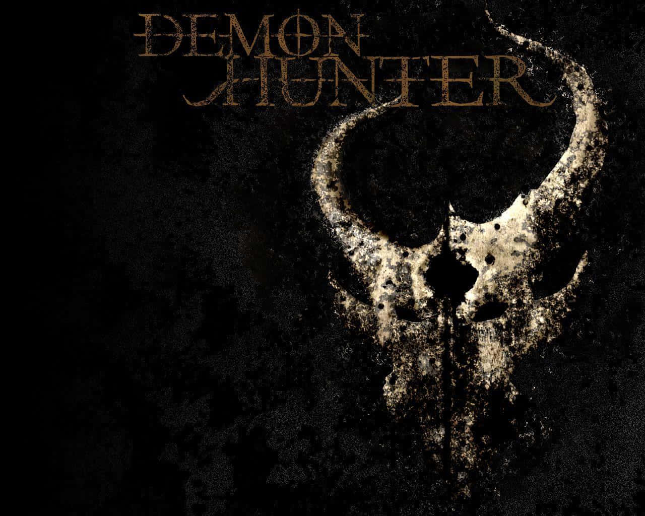 Demon Hunting 桌布 壁紙 — 一個帶有彎曲角的粗獷惡魔頭骨，在深色紋理背景上以風化金色呈現文字「DEMON HUNTER」。