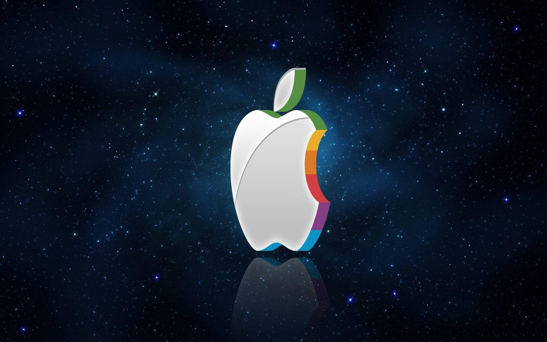 蘋果 桌布 壁紙 — 一個帶有彩虹咬痕的光澤Apple標誌漂浮在星空宇宙虛空中，下方有反射表面。
