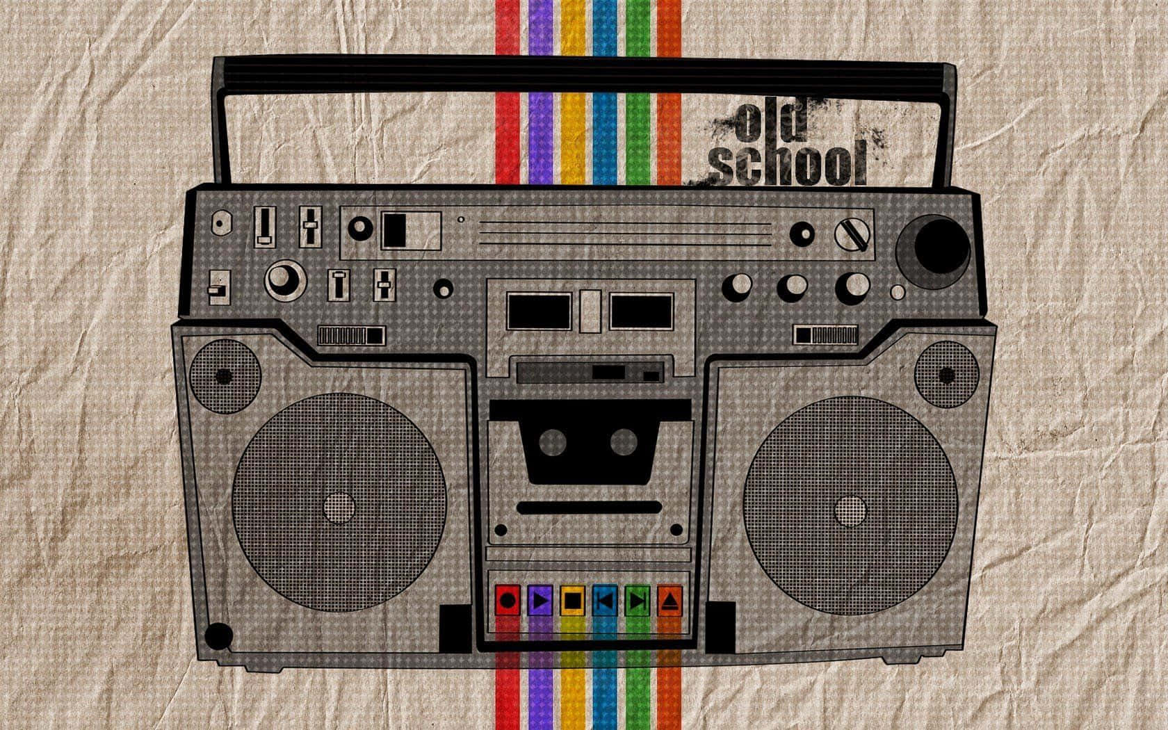 復古 桌布 壁紙 — 一個帶有彩虹條紋和「old school」文字的復古手提音響，放在皺巴巴的米色紙上。